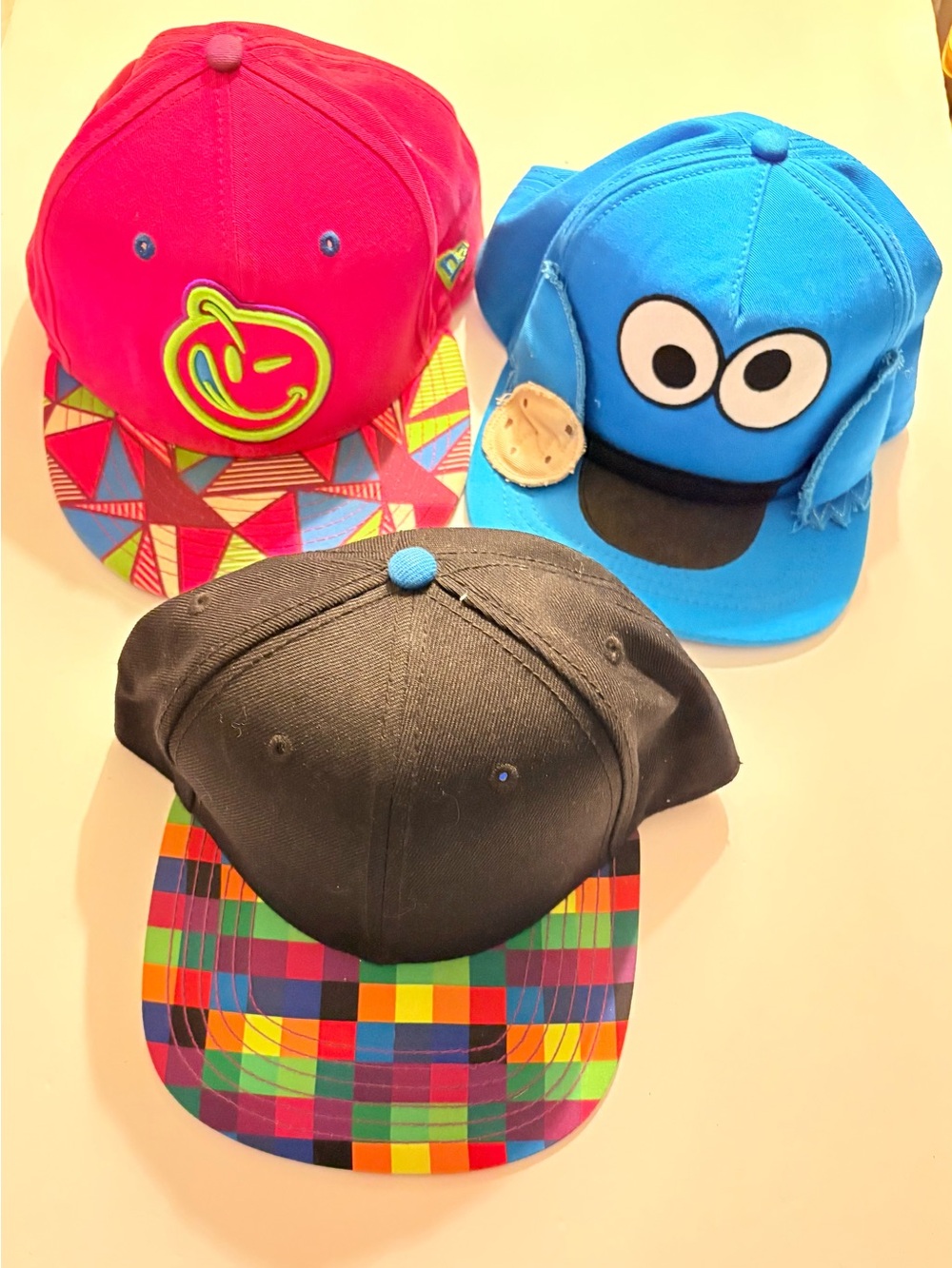 Bundle of 3 Lids Men’s Red, Blue and Black Snapback Hats with Multicolor Brims - Picture 2 of 5